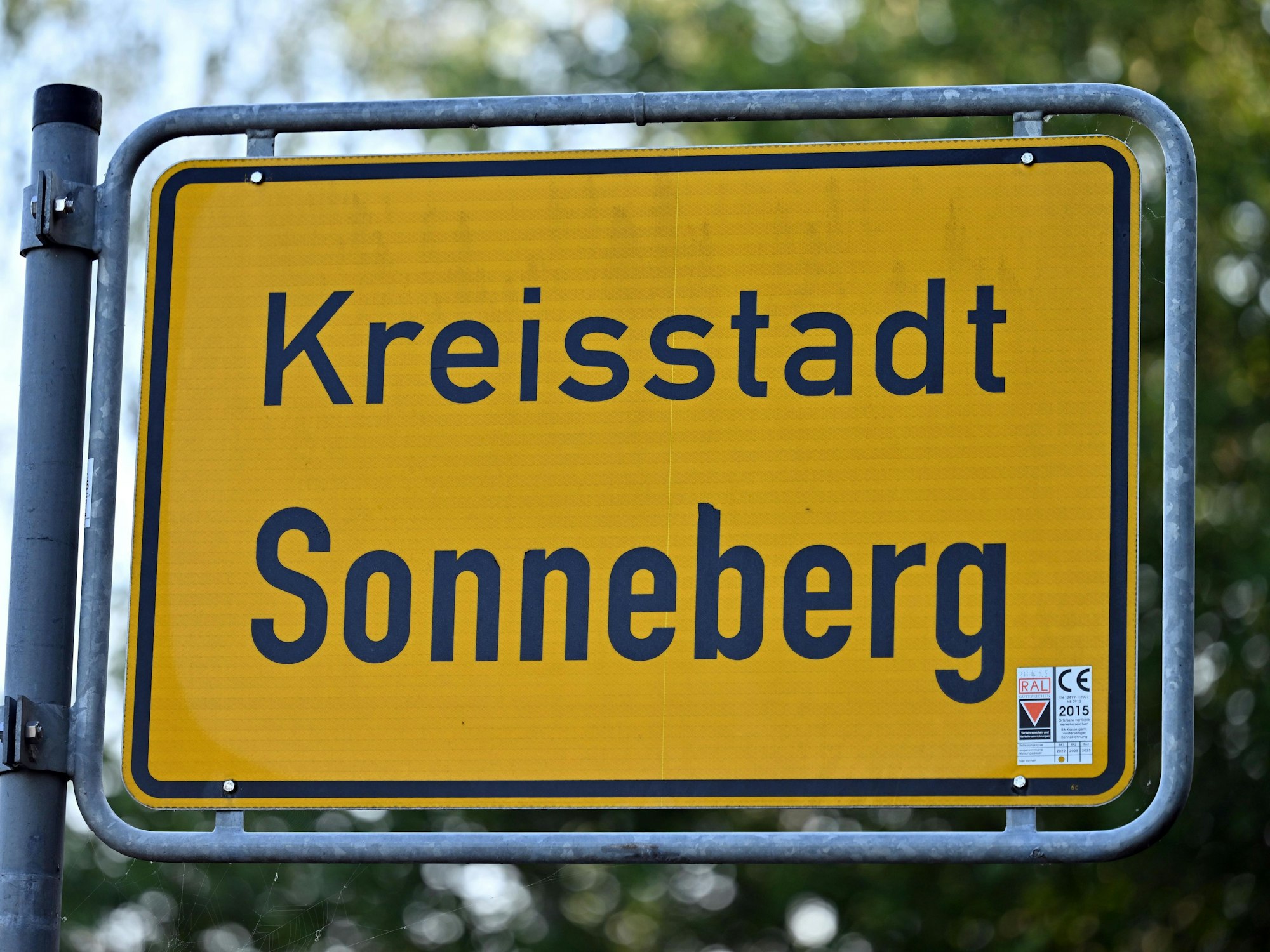 Das Sonneberger Ortsschild am Tag der Stichwahl des Landrats im Landkreis Sonneberg.