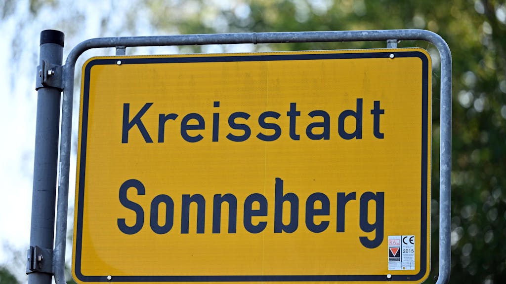 Das Sonneberger Ortsschild am Tag der Stichwahl des Landrats im Landkreis Sonneberg.