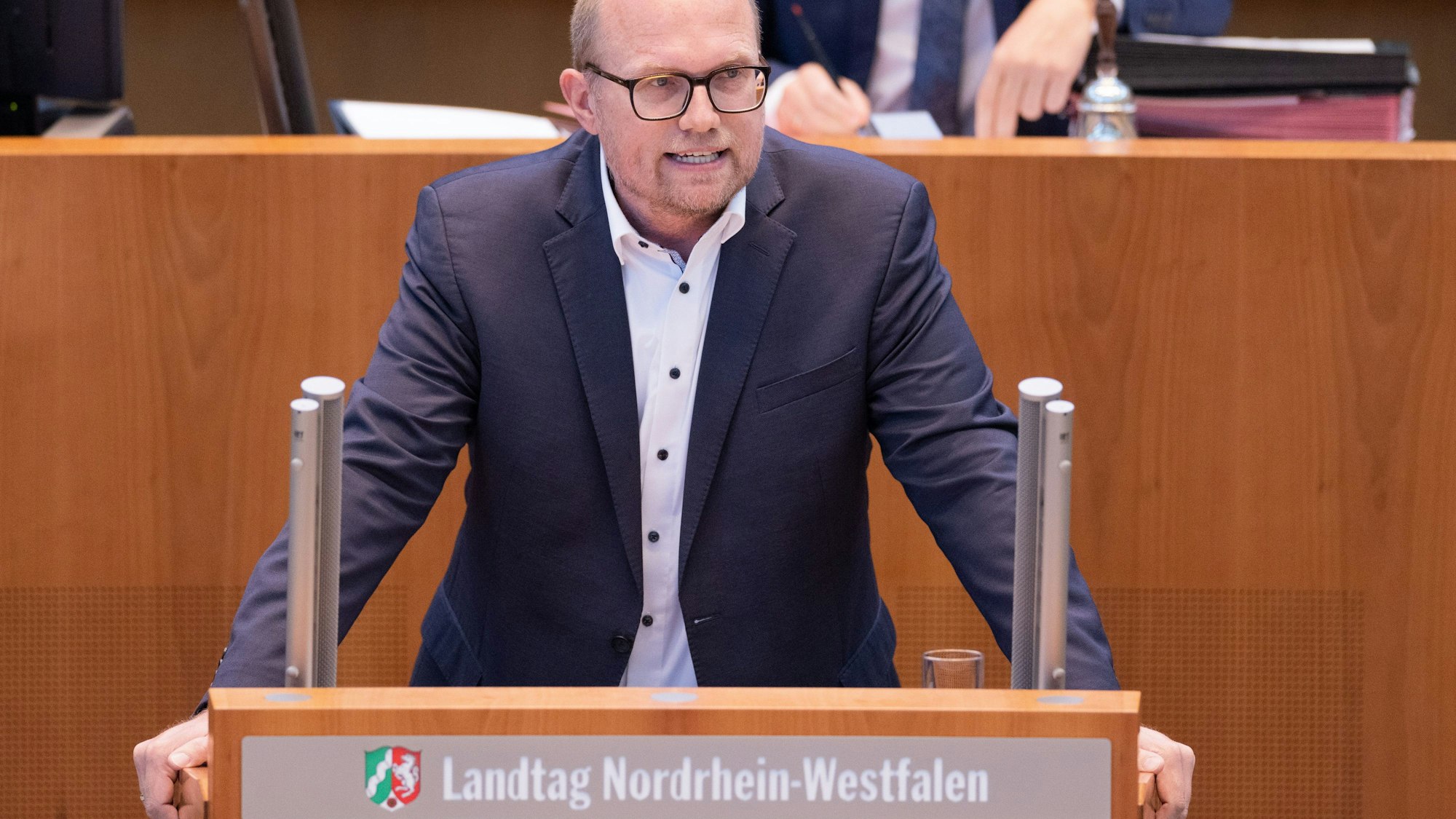 Jochen Ott, Vorsitzender der SPD-Fraktion, im Plenum des Landtags.