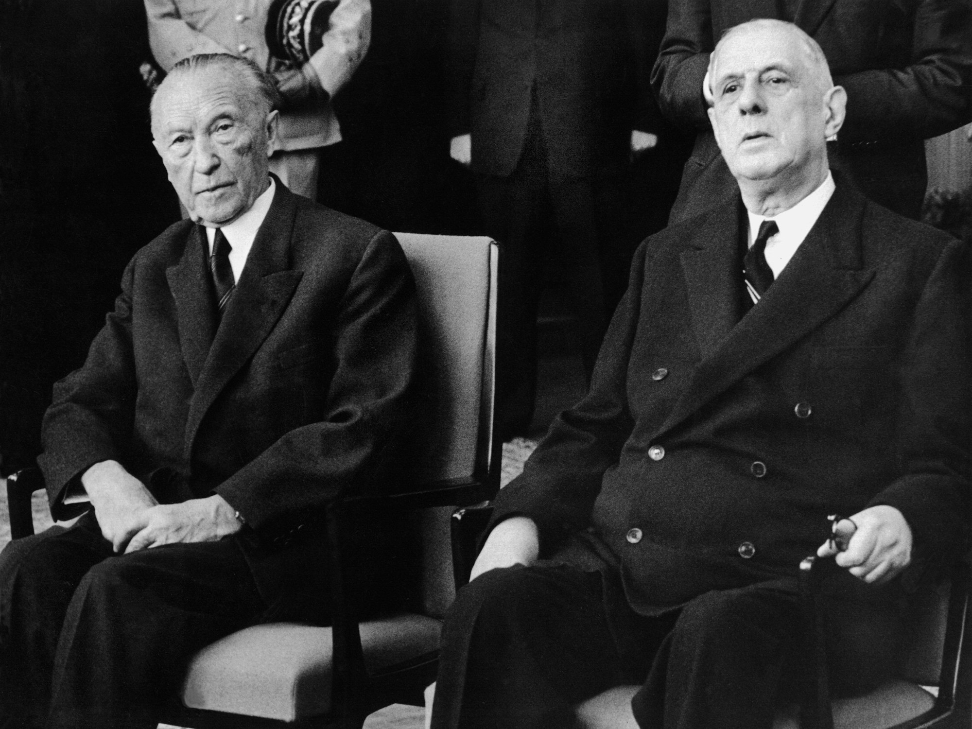 Der französische Staatspräsident Charles de Gaulle (r.) sitzt am 3. Juni 1962 während der Begrüßungszeremonie im Rathaus von Köln neben Bundeskanzler Konrad Adenauer (l).