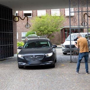 , Köln: Fahrzeuge der Staatsanwaltschaft verlassen die Erzbischöfliche Residenz.