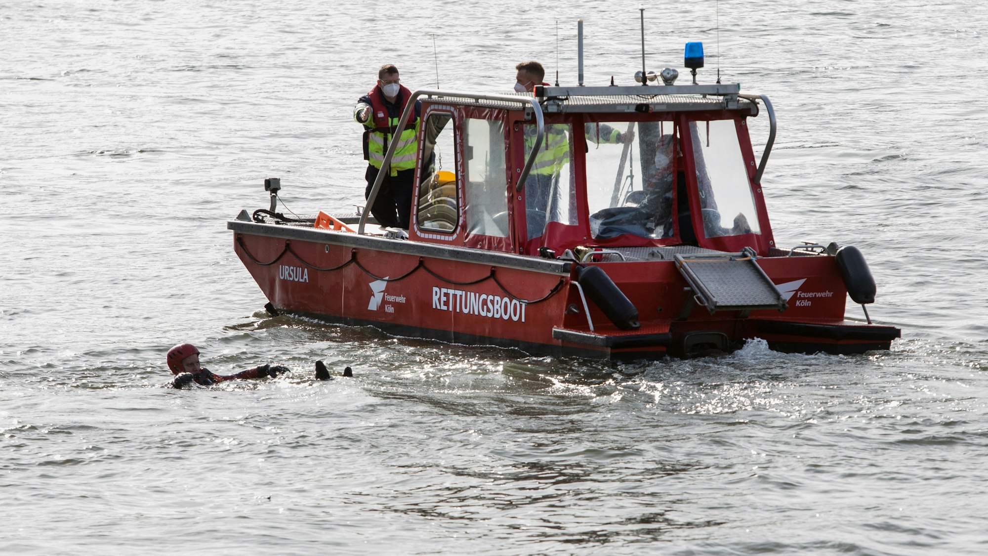 Ein Rettunsboot der Feuerwehr im Einsatz auf dem Rhein.
