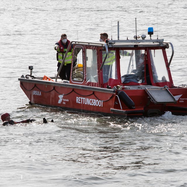 Ein Rettunsboot der Feuerwehr im Einsatz auf dem Rhein.