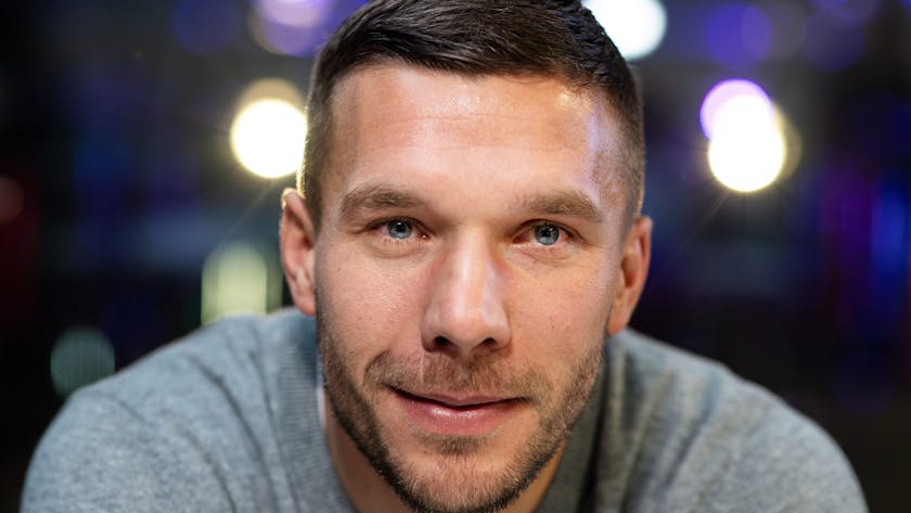 Der frühere Fußall-Nationalspieler Lukas Podolski lächelt, nachdem er einen Partnervertrag mit dem Internet-Dienstleister Rakuten unterschrieben hat.