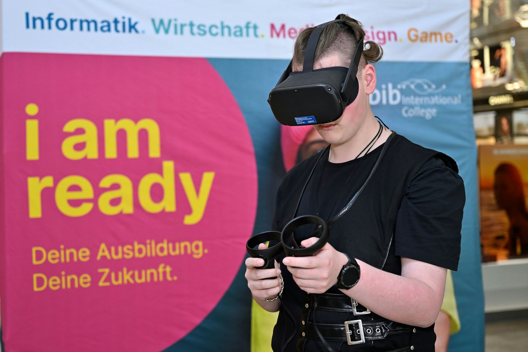 Das bib zeigte, welche Möglichkeiten eine Ausbildung im Game- und IT-Bereich eröffnen können. Ein Jugendlicher trägt eine VR-Brille.