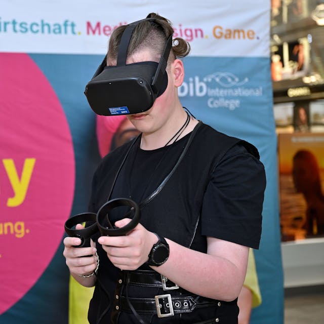 Das bib zeigte, welche Möglichkeiten eine Ausbildung im Game- und IT-Bereich eröffnen können. Ein Jugendlicher trägt eine VR-Brille.