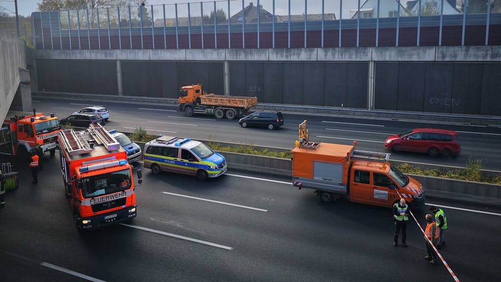 Einsatzfahrzeuge von Feuerwehr und Polizei bei einem Unfall auf der A3 bei Köln.