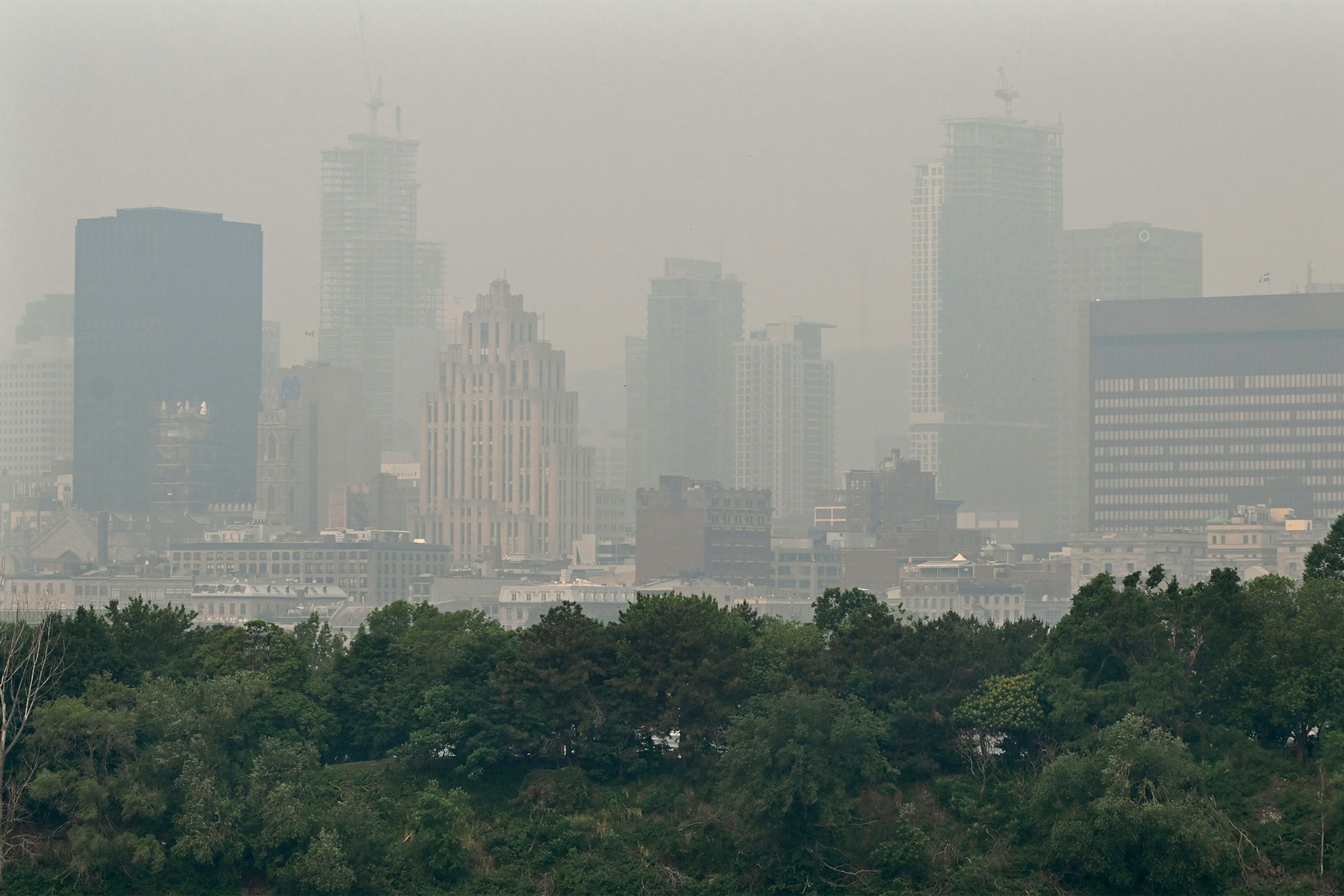 Smog hängt über der Skyline von Montreal. Aufgrund von Waldbränden ist die Luftqualität in der Provinz derzeit besonders schlecht.