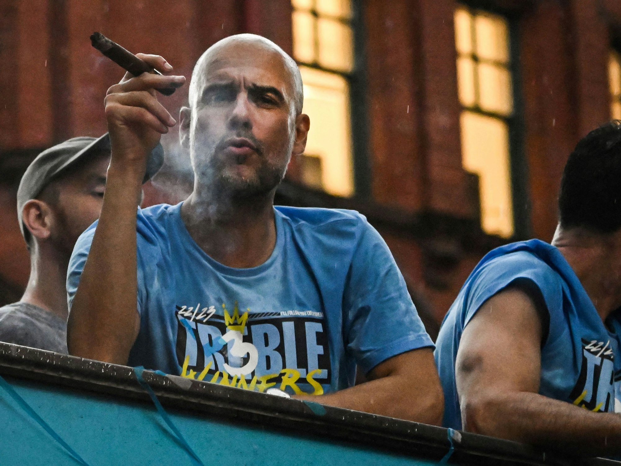 Pep Guardiola bei der Triple-Feier mit Zigarre in der Hand.