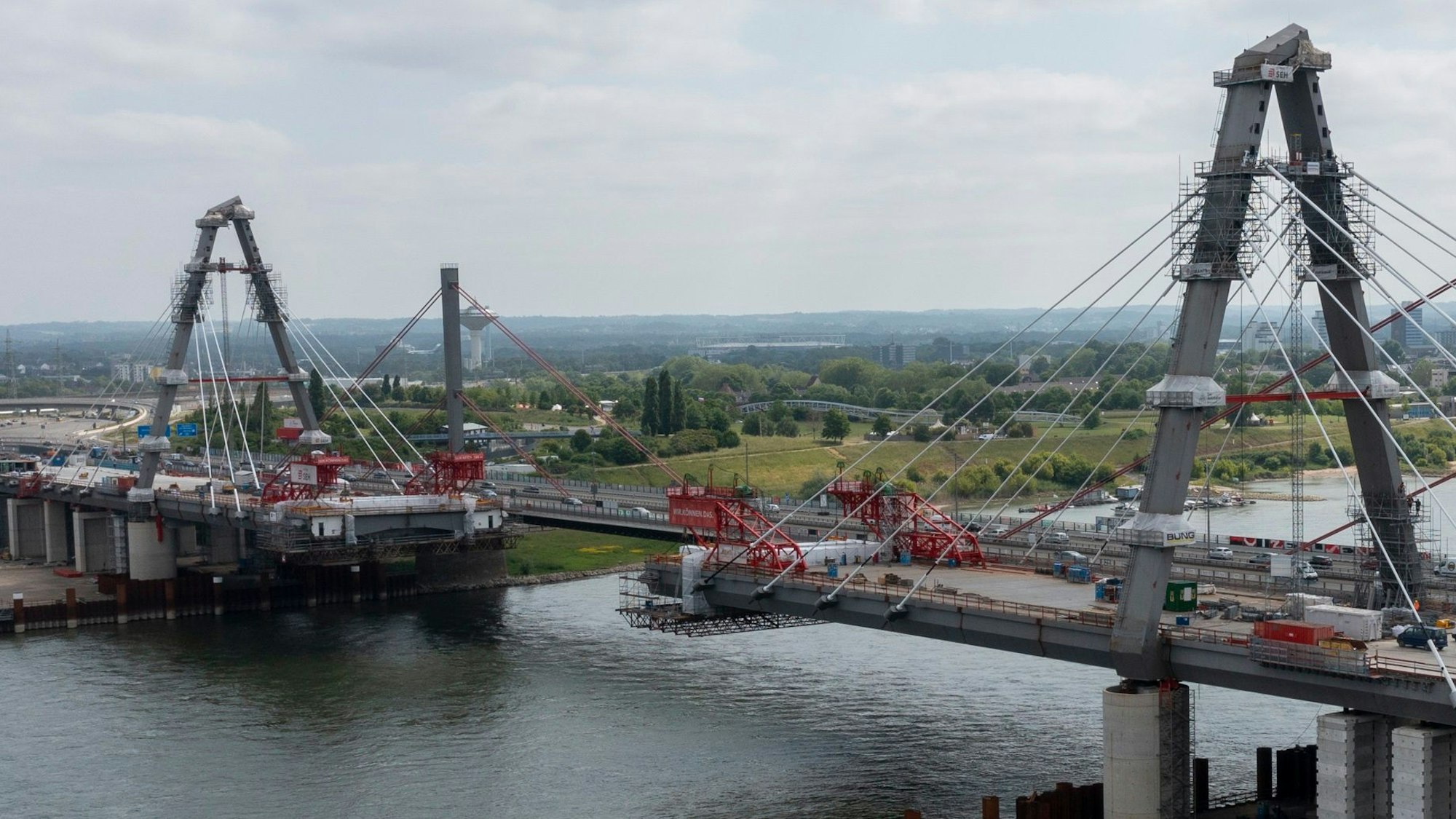 Blick auf die im Bau befindliche neue Leverkusener Autobahnbrücke.
 Foto: Uwe Weiser