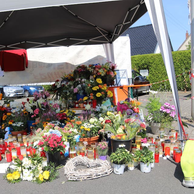 Blumen und Kerzen für die beiden toten Feuerwehrleute wurden an der Wache der Löscheinheit Niederpleis abgelegt.