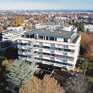 Eine Luftaufnahme vom Caritas Seniorenzentrum in Hürth-Hermülheim, um das Gebäude stehen Bäume.