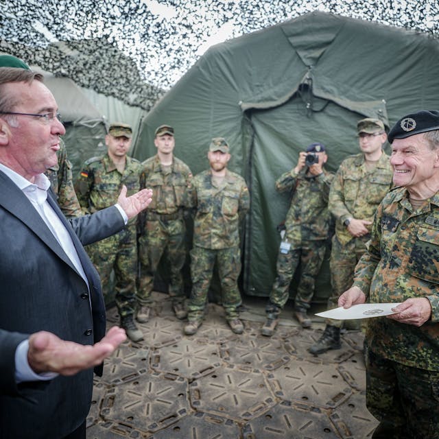 Verteidigungsminister Boris Pistorius (links, SPD), in dieser Woche beim Besuch von Soldaten in Litauen.