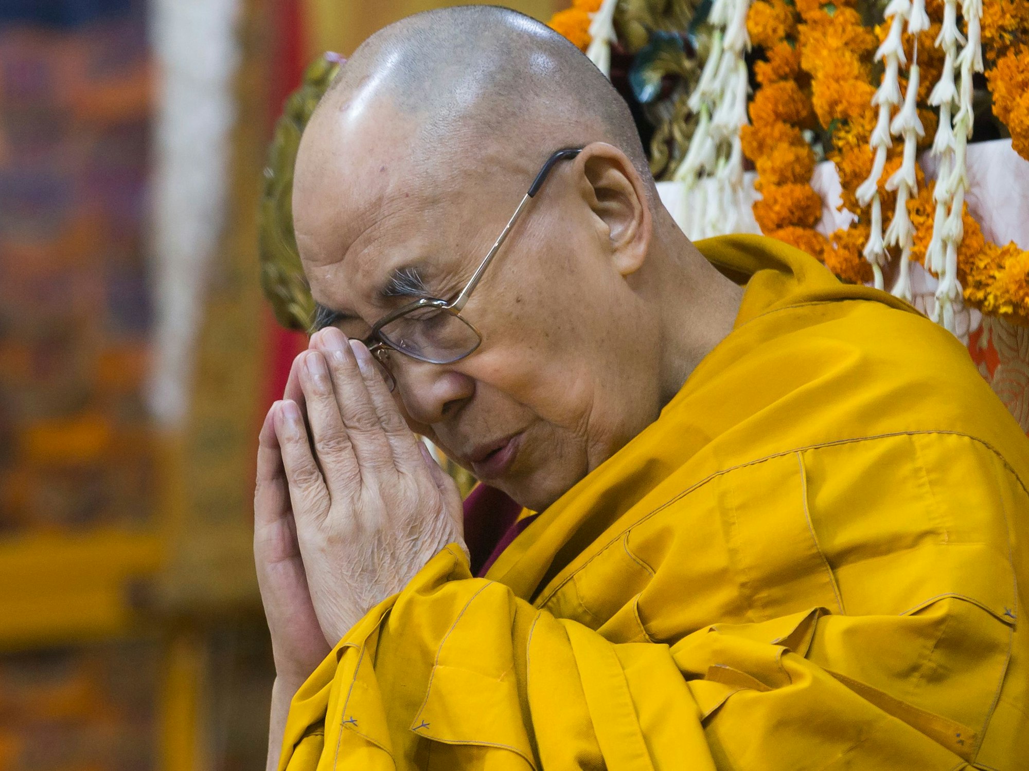 Der Dalai Lama, das spirituelle Oberhaupt der Tibeter, betet. 