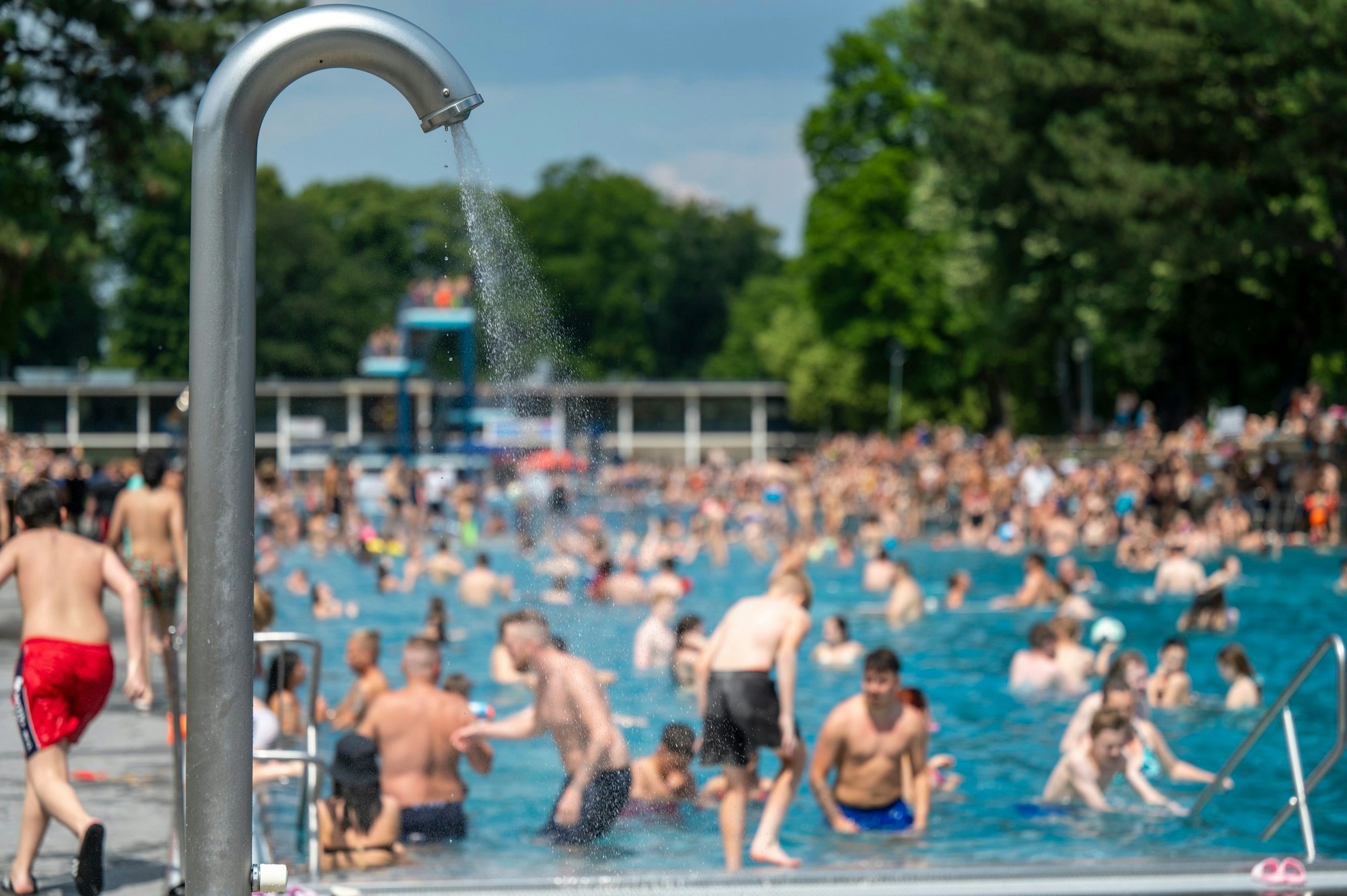 Das Bild zeigt ein volles Becken im Stadionbad in Köln.