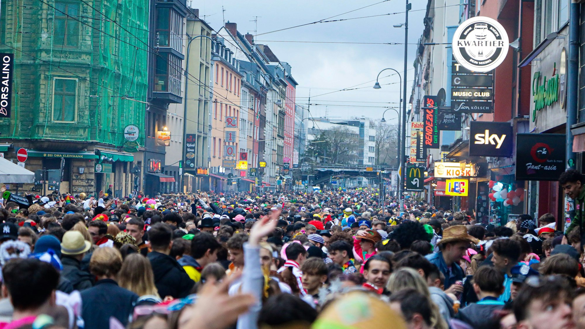 18.02.2023, Köln: Karneval auf der ZülpicherStrasse. Foto:Dirk borm