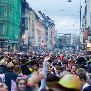 18.02.2023, Köln: Karneval auf der ZülpicherStrasse. Foto:Dirk borm