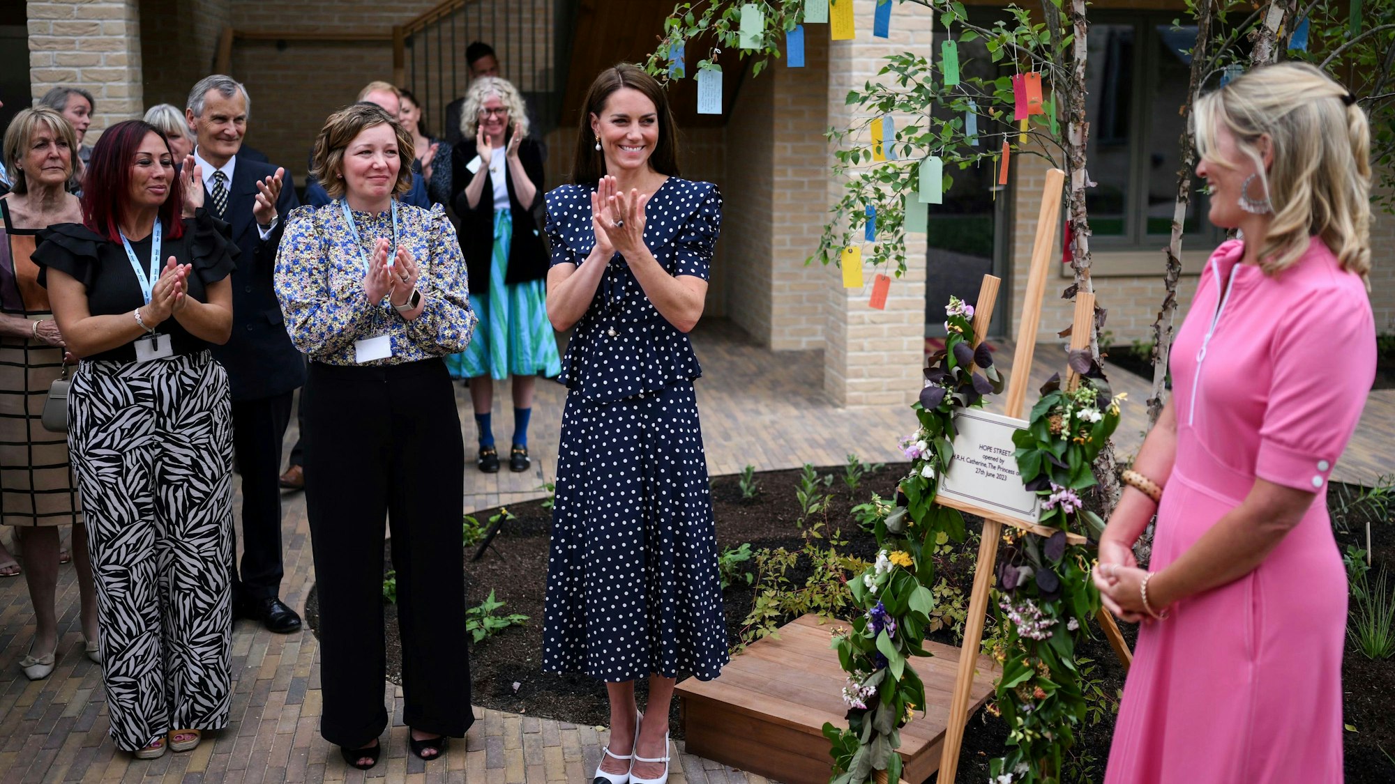 Prinzessin Kate und andere Gäste applaudieren Edwina Grosvenor, Gründerin der Wohltätigkeitsorganisation One Small Thing, am Ende ihrer Rede.
