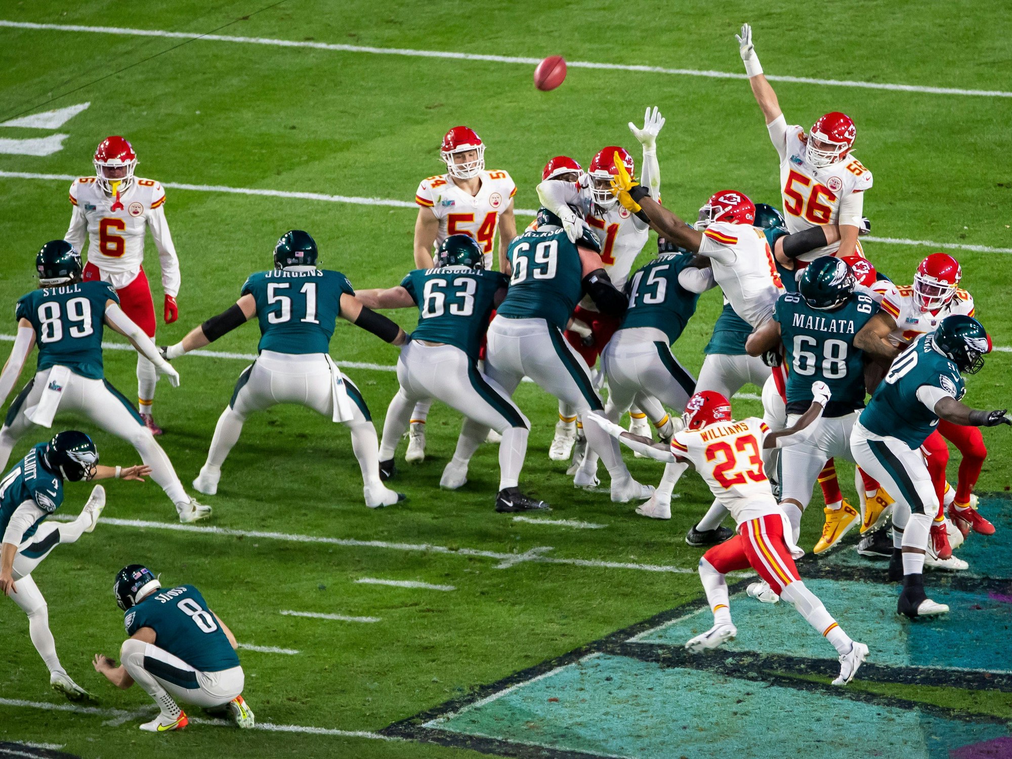 Jake Elliott von den Philadelphia Eagles schießt während des Super Bowls LVII zwischen den Philadelphia Eagles und den Kansas City Chiefs ein Field Goal.