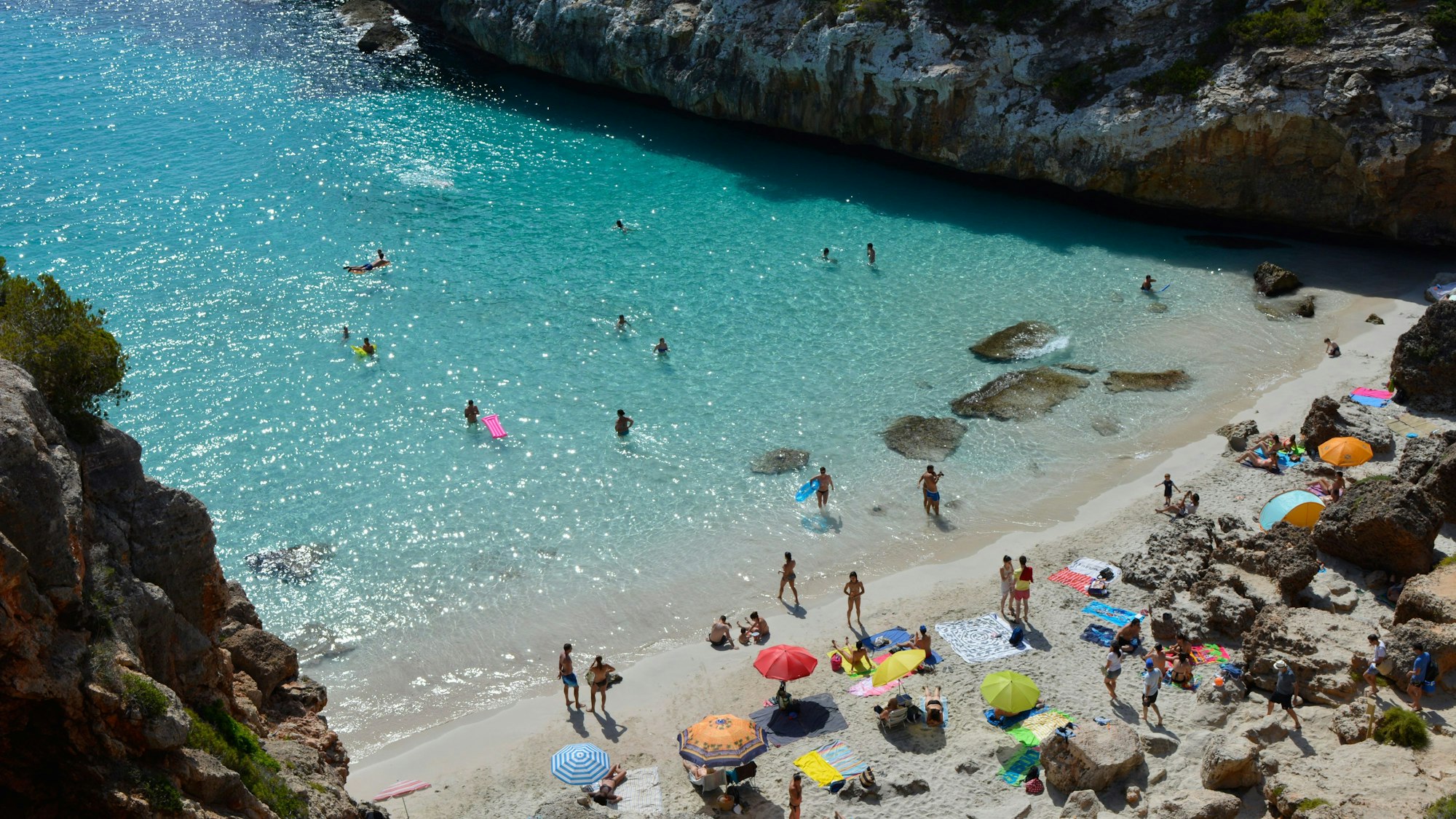 Menschen an einer Bucht auf Mallorca.