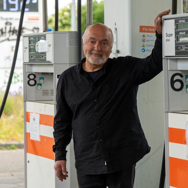 Resa Ghadiri steht an einer Tanksäule seiner Tankstelle in Ossendorf.