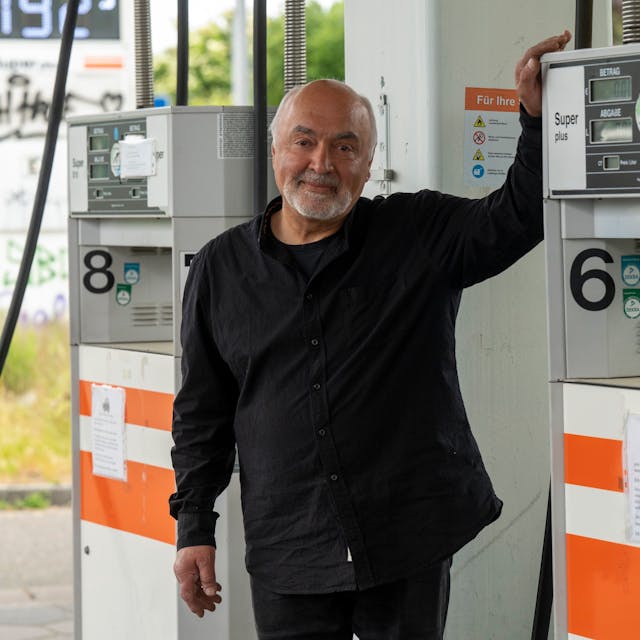 Resa Ghadiri steht an einer Tanksäule seiner Tankstelle in Ossendorf.