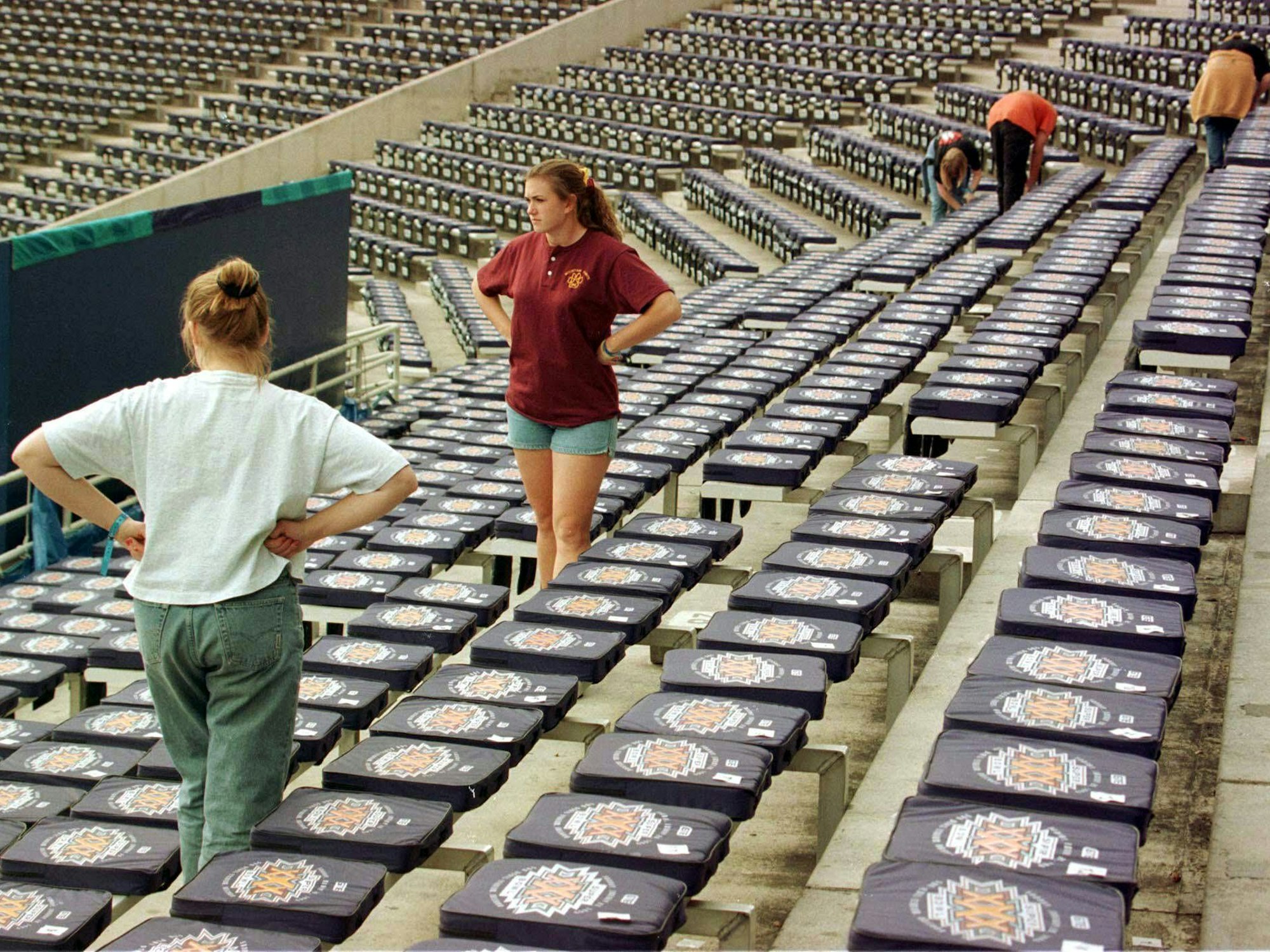 Volunteers präparieren die Sitze des Sun Devil Stadiums für den Super Bowl.