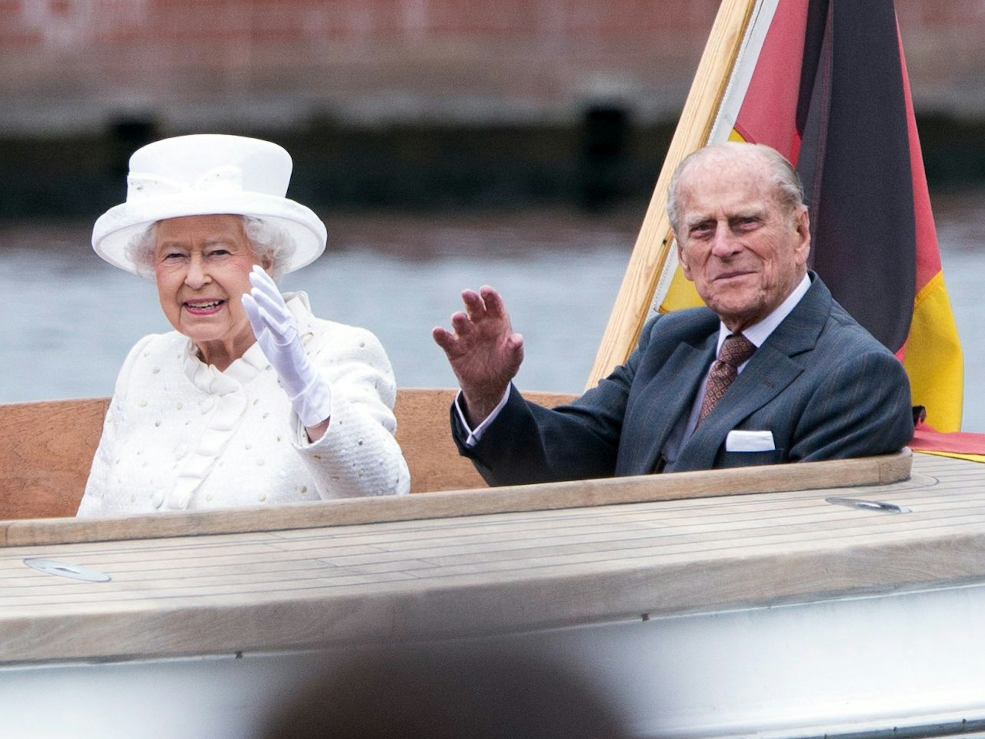Queen Elizabeth II. und ihr Mann Prinz Philip fahren am 24.06.2015 mit einem Boot über die Spree in Berlin. 