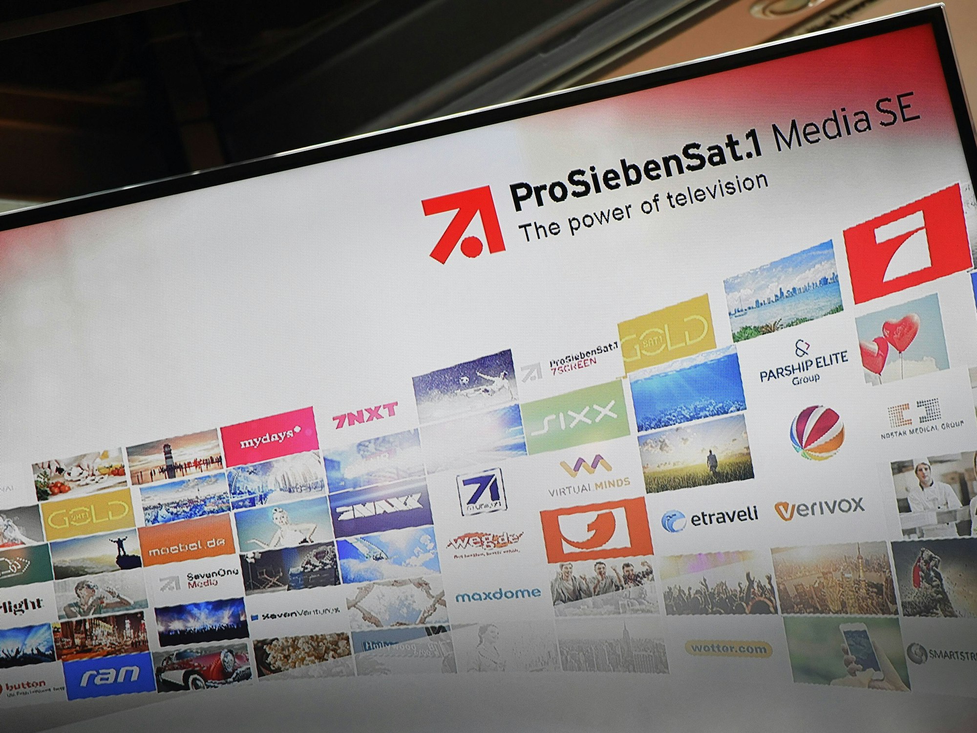 Monitor mit Logos der Senderfamilie ProSiebenSat.1 Media SE.