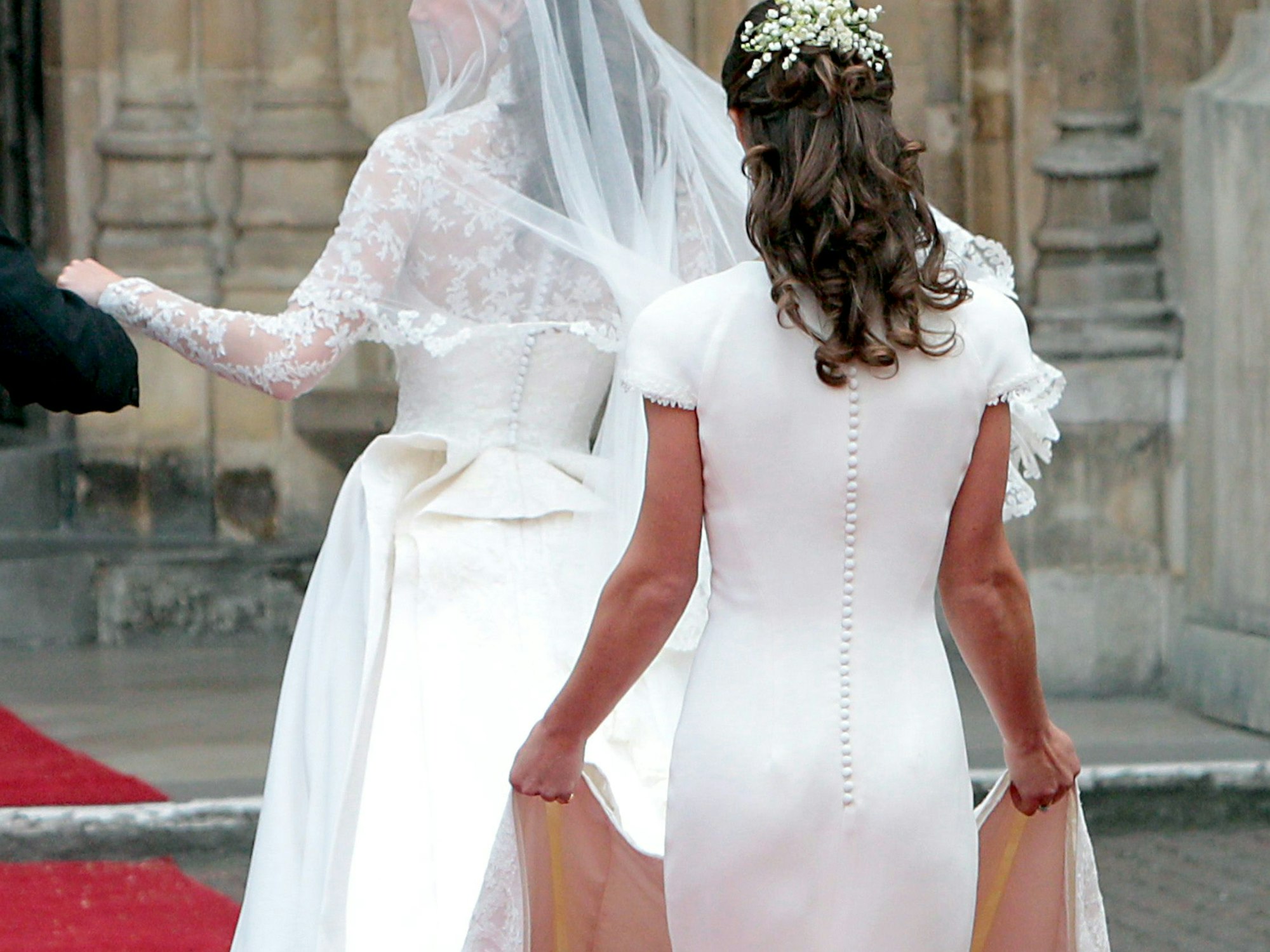 Pippa Middleton trägt die Schleppe ihrer Schwester Kate, zu ihrer kirchlichen Hochzeit mit Prinz William.
