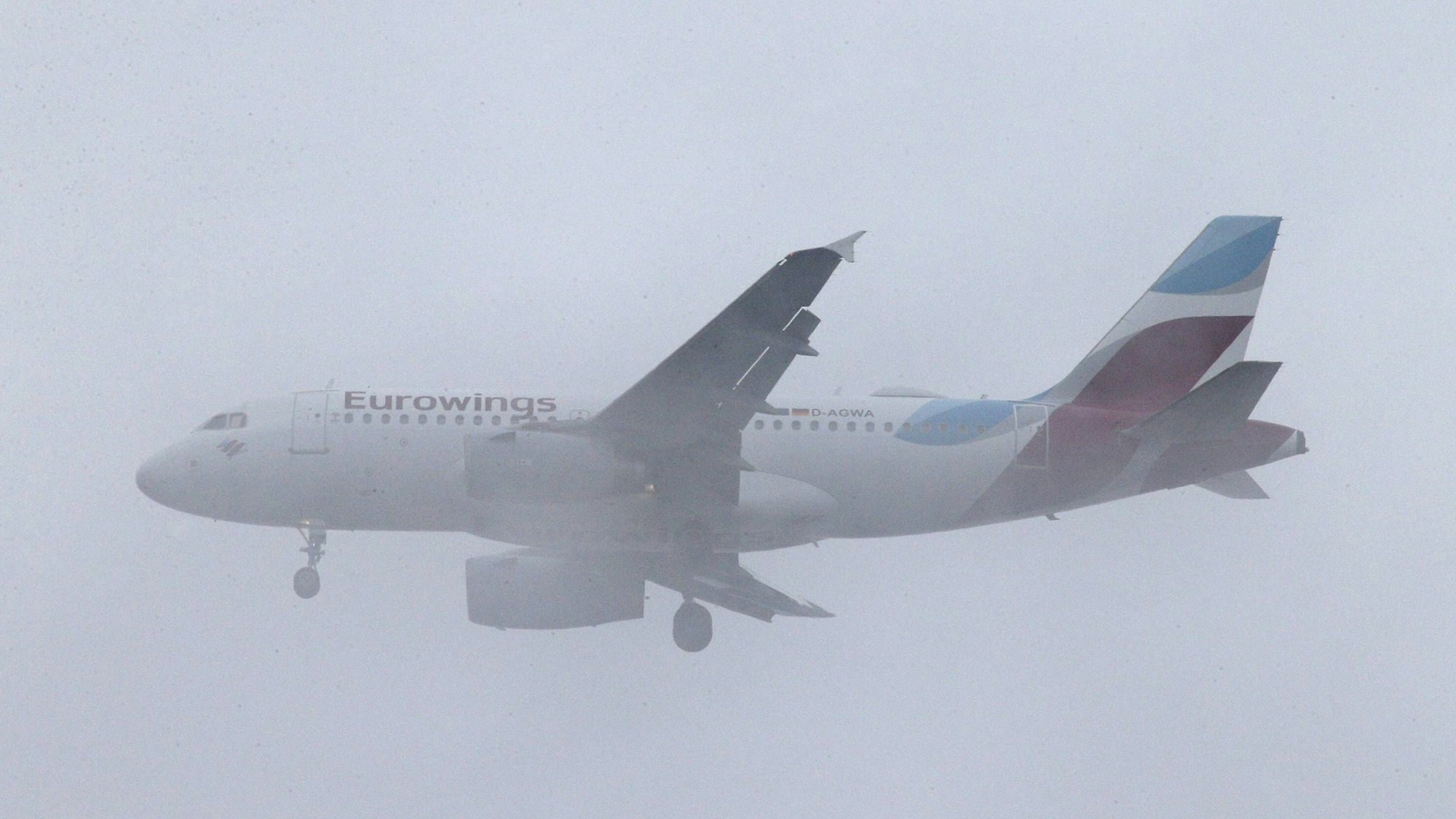Ein Airbus A319 der deutschen Fluggesellschaft Eurowings fliegt durch den Regen. (Symbolbild)