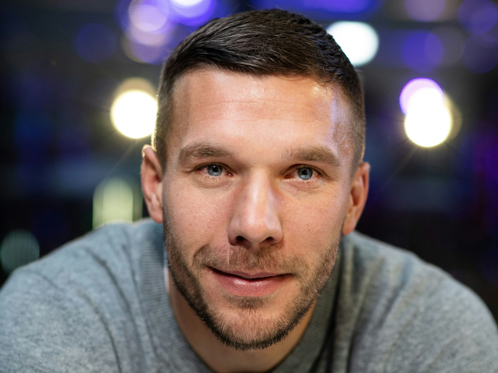Der frühere Fußall-Nationalspieler Lukas Podolski lächelt in die Kamera.