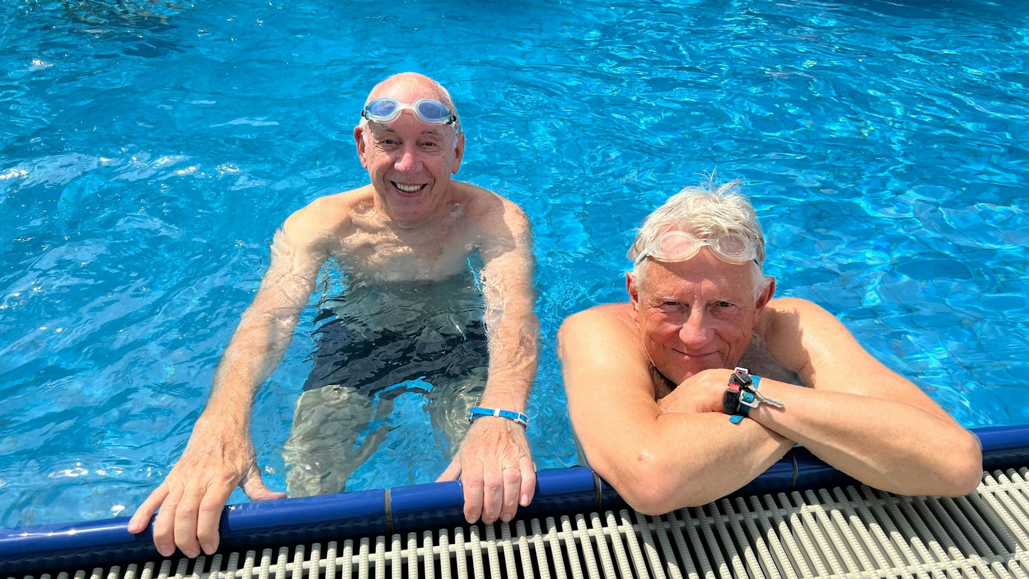 Zwei Männer in einem Schwimmbecken.