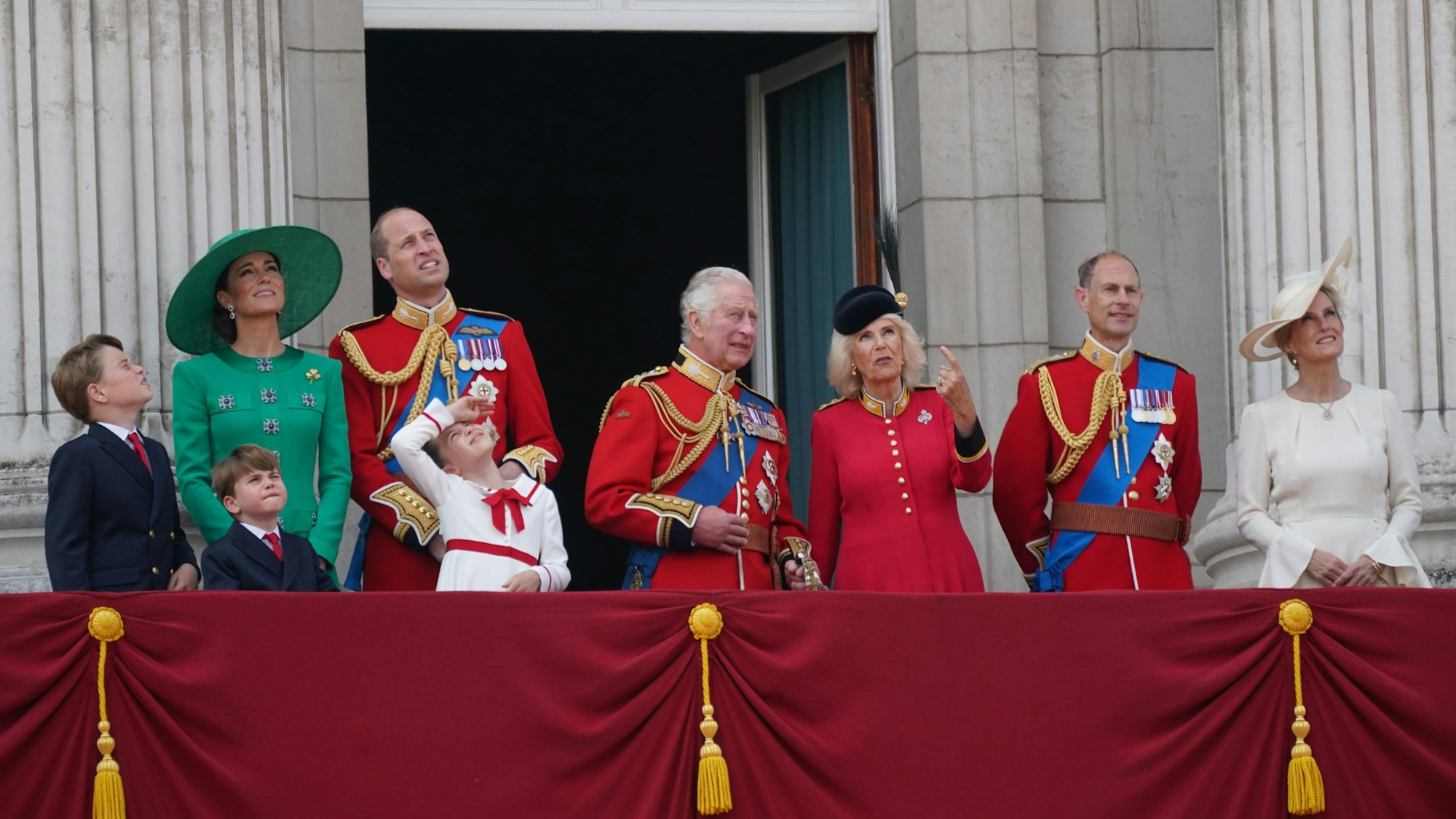 Prinz George (l-r), Prinzessin Kate, Prinz Louis, Prinz William, Prinzessin Charlotte, König Charles III., Königin Camilla, Prinz Edward und Gräfin Sophie stehen auf dem Balkon des Buckingham-Palastes, um die Flugschau im Anschluss an die „Trooping the Colour“-Parade zu verfolgen.