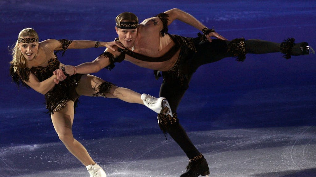 Roman Kostomarow und Partnerin Tatjana Nawka beim Olympia-Schaulaufen in Turin.