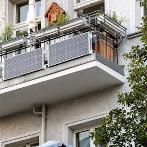 ARCHIV - Praktische Sache: eine Photovoltaik-Anlage am Balkon. Damit der Strom fließen kann, ist ein Wechselrichter nötig - der sollte aber zuverlässig und sicher sein. Foto: Bernd Diekjobst/dpa-tmn - Honorarfrei nur für Bezieher des dpa-Themendienstes +++ dpa-Themendienst +++