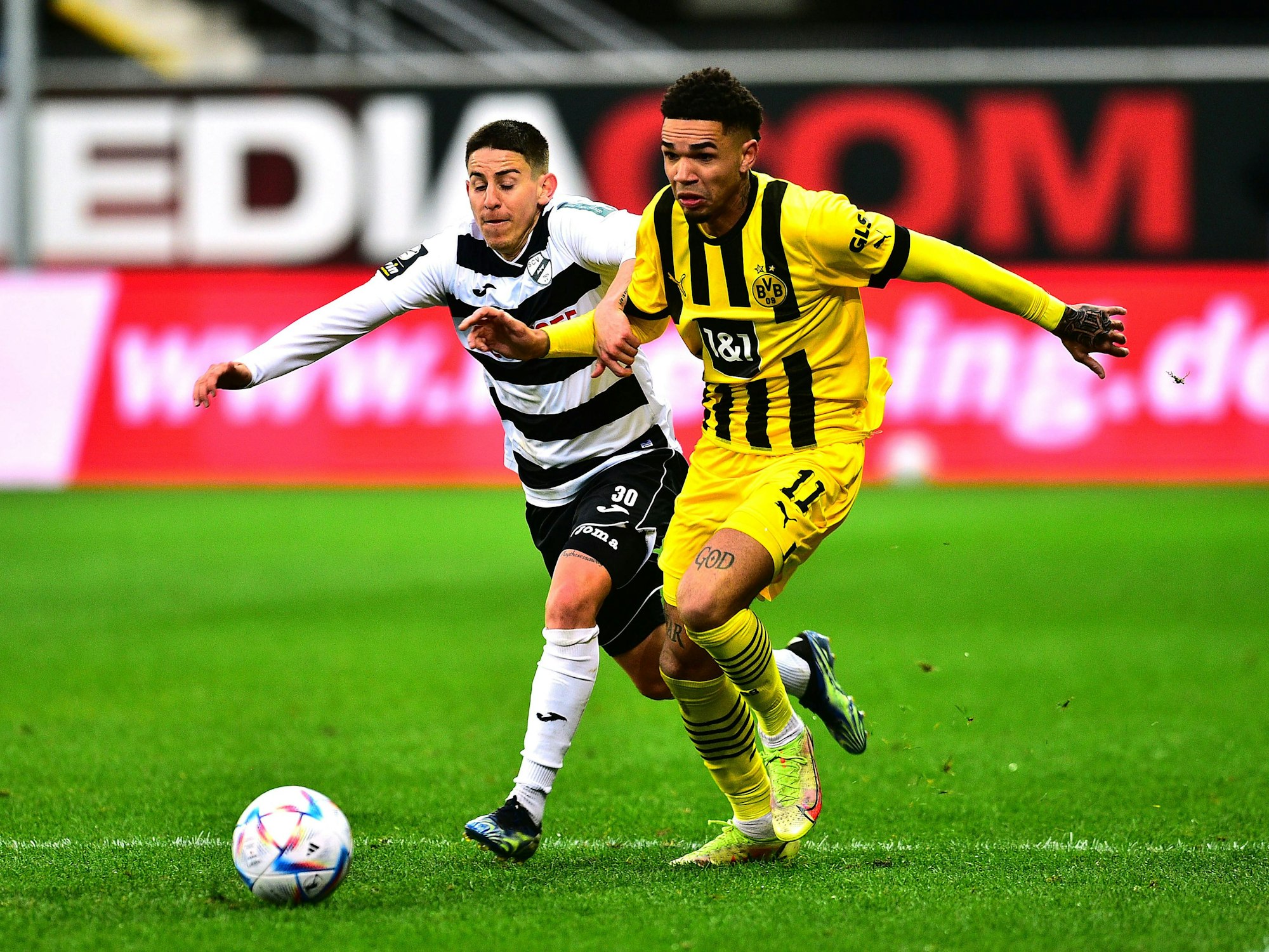 Borussia Dortmunds Justin Njinmah im Zweikampf mit Verls Nicolas Sessa.