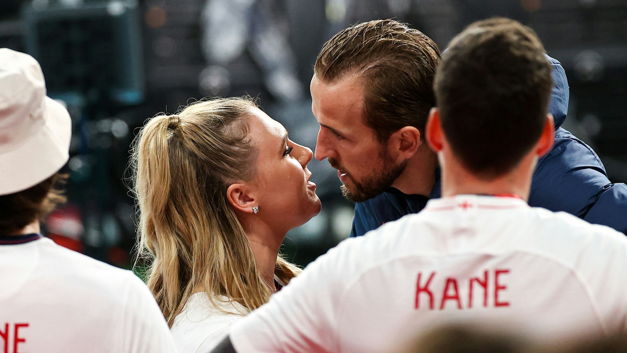 Englands Harry Kane küsst nach dem Spiel seine Frau Katie Goodland.