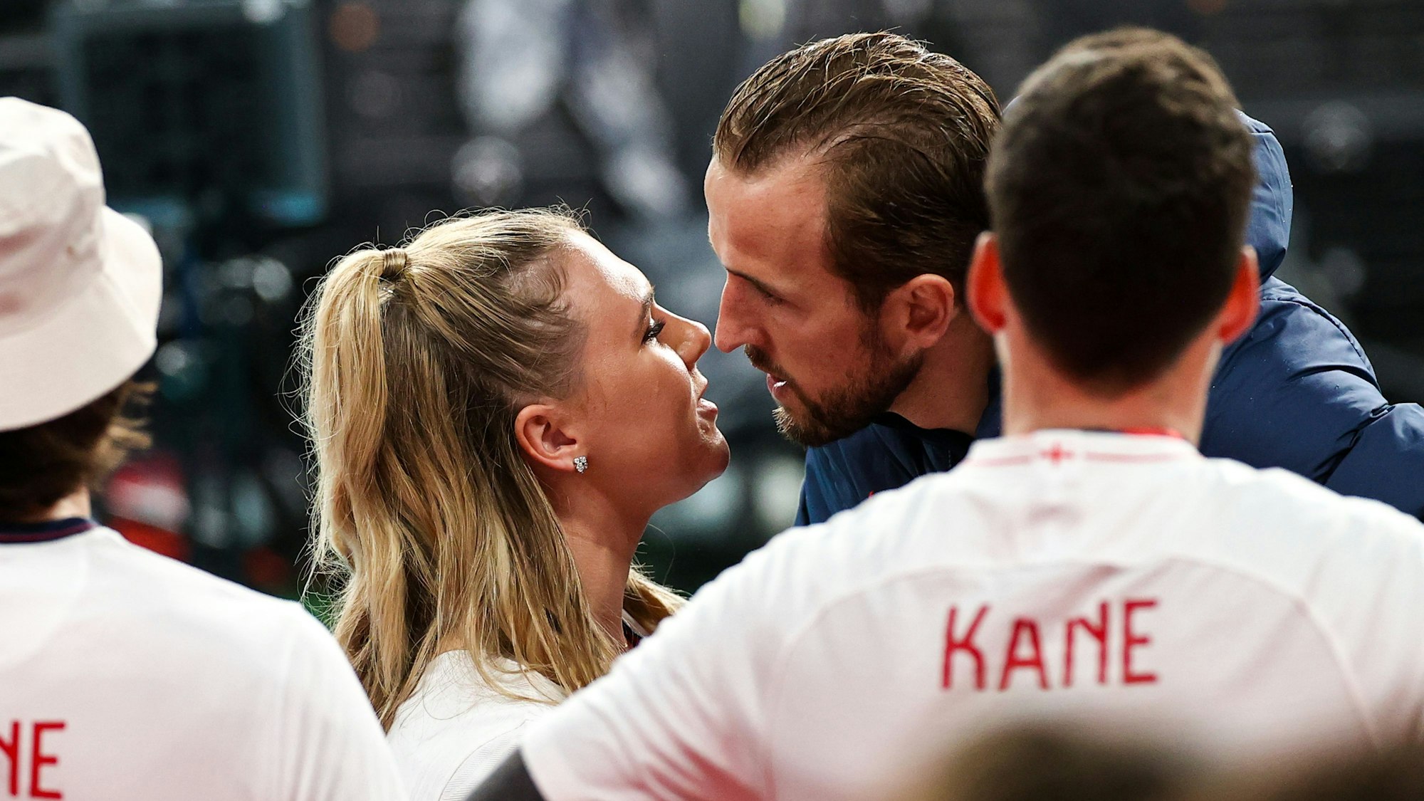 Englands Kapitän Harry Kane küsst nach dem verlorenen EM-Finale gegen Italien seine Frau Katie Goodland.