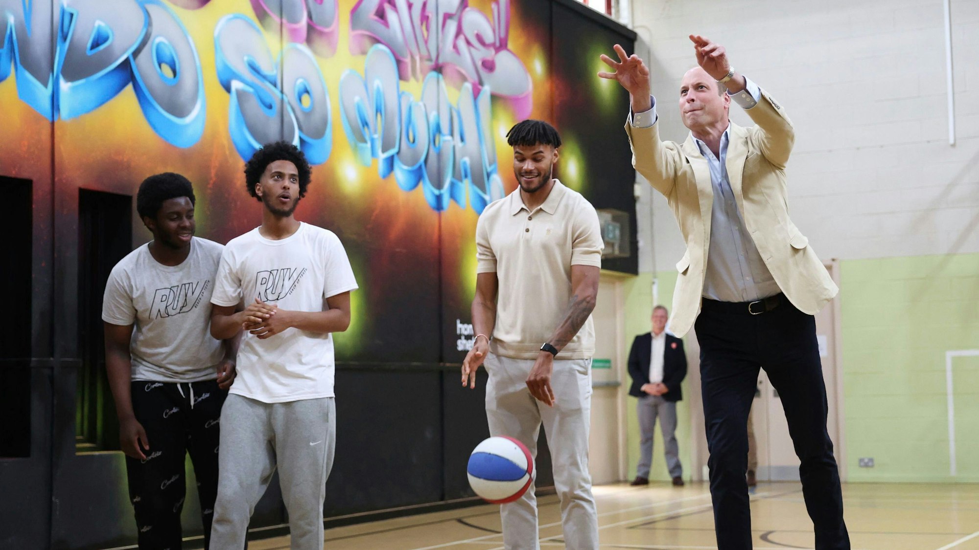 Prinz William, Prinz von Wales, während eines Besuchs bei „Reach Up Youth“ im Verdon Recreation Centre in Sheffield, England, zusammen mit dem Fußballspieler Tyrone Mings ein paar Körbe.