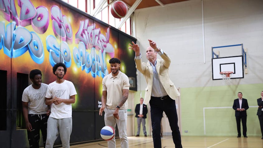 Prinz William, Prinz von Wales, während eines Besuchs bei „Reach Up Youth“ im Verdon Recreation Centre in Sheffield, England, zusammen mit dem Fußballspieler Tyrone Mings ein paar Körbe.