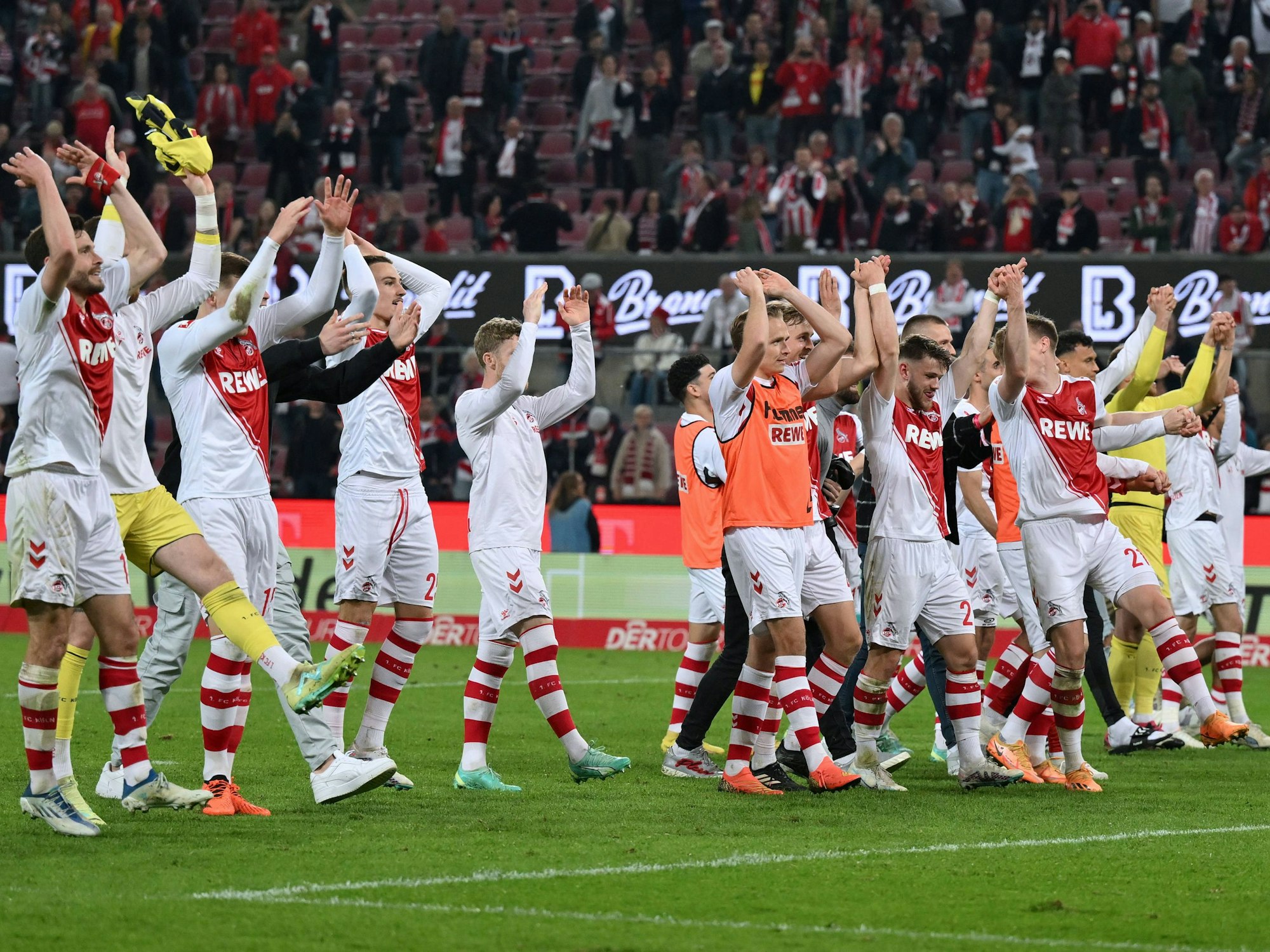 Kölns Spieler feiern den Sieg gegen Hertha BSC.