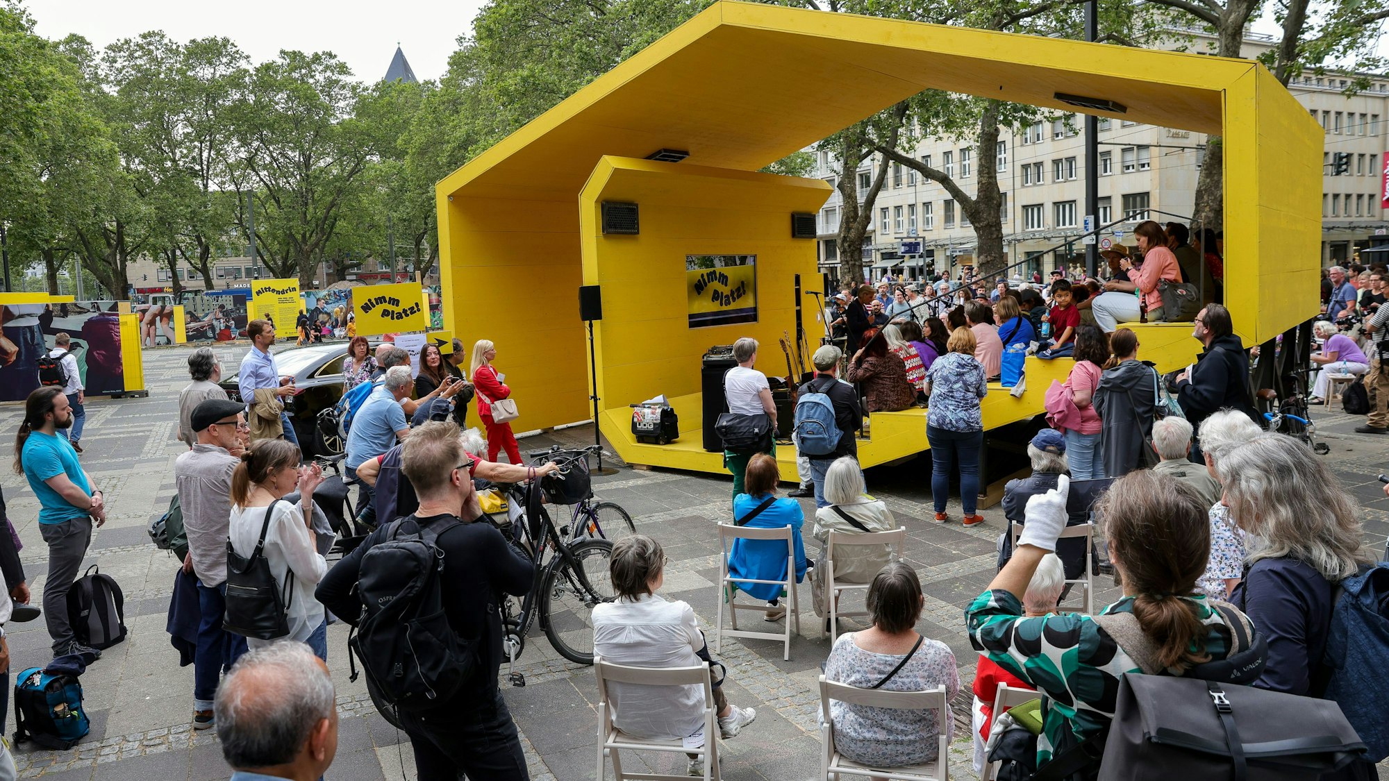 Eröffnung des gelben Pavillons auf dem Neumarkt.