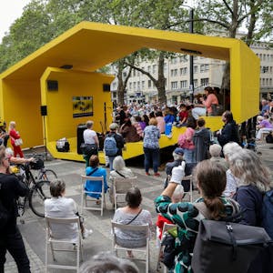 Eröffnung des gelben Pavillons auf dem Neumarkt.