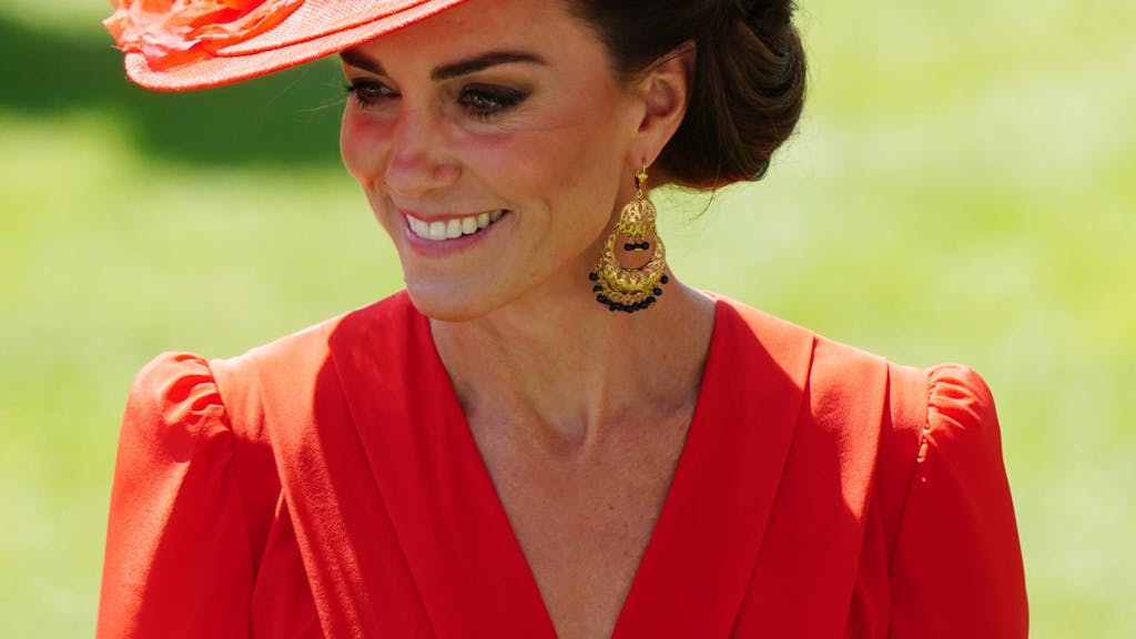 &nbsp;Kate, Prinzessin von Wales, trägt ein rotes Outfit inklusive Hut.