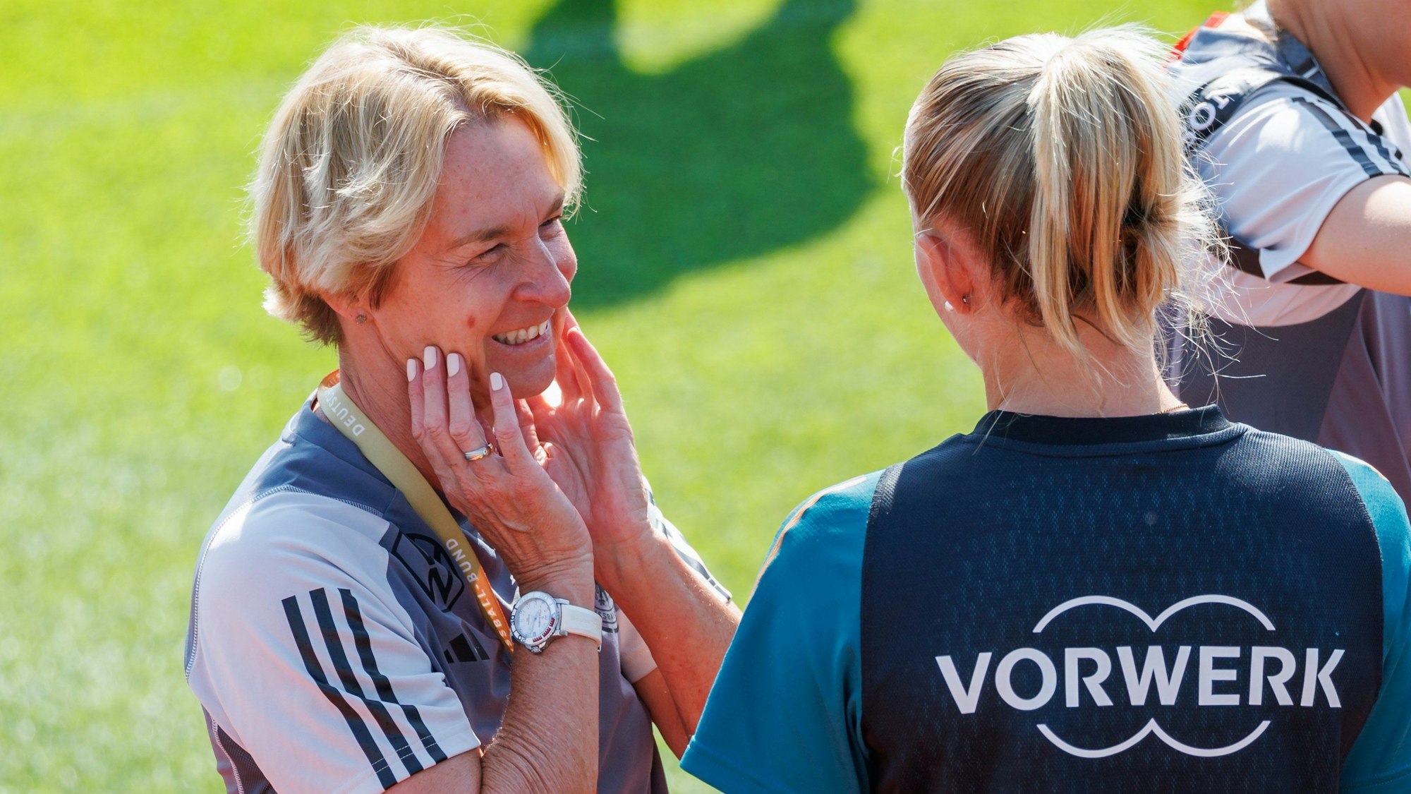 Martina Voss-Tecklenburg (l), Bundestrainerin, und Lea Schüller unterhalten sich beim Training.