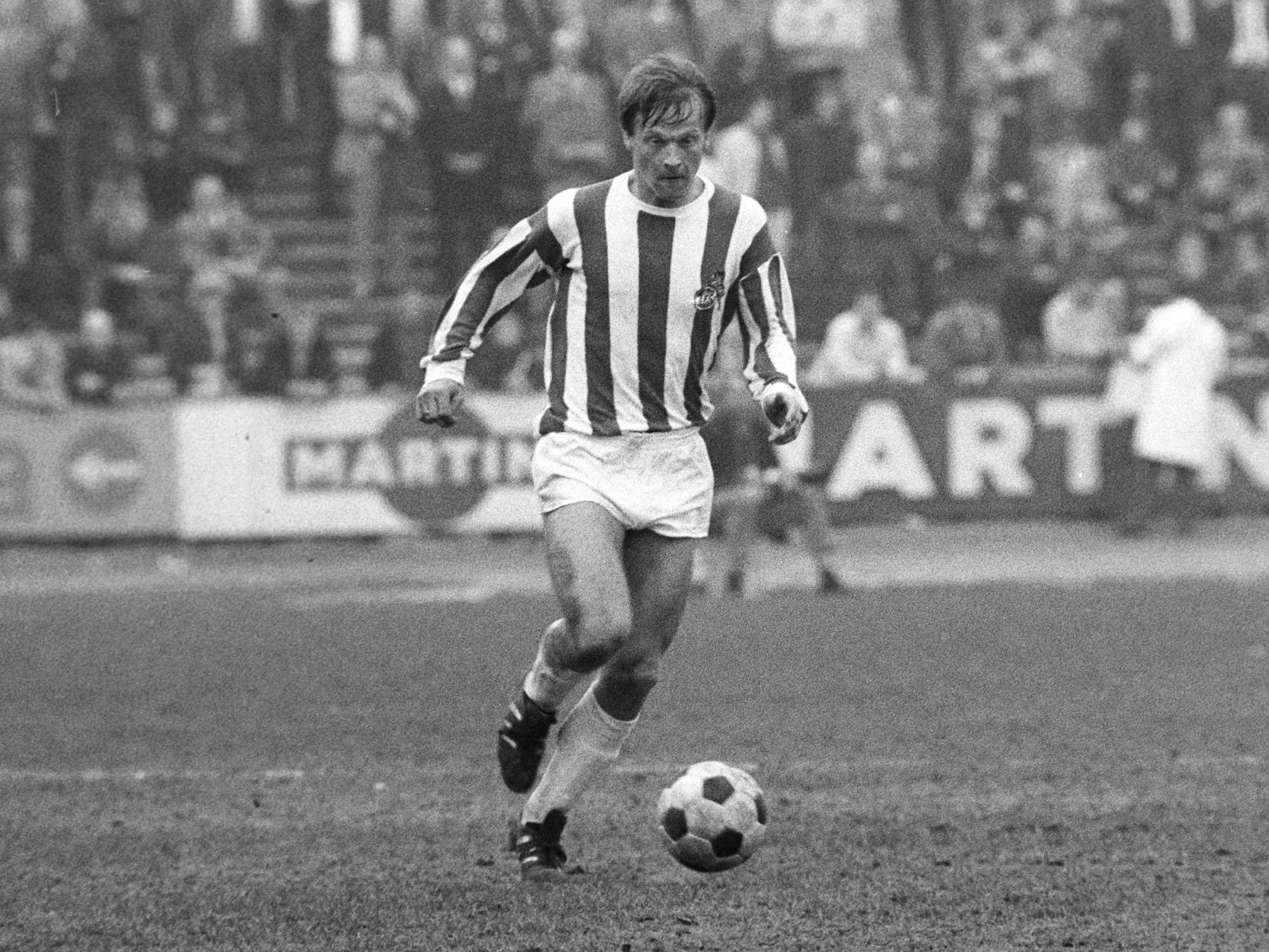 Karl-Heinz Thielen mit dem Ball in Aktion.
