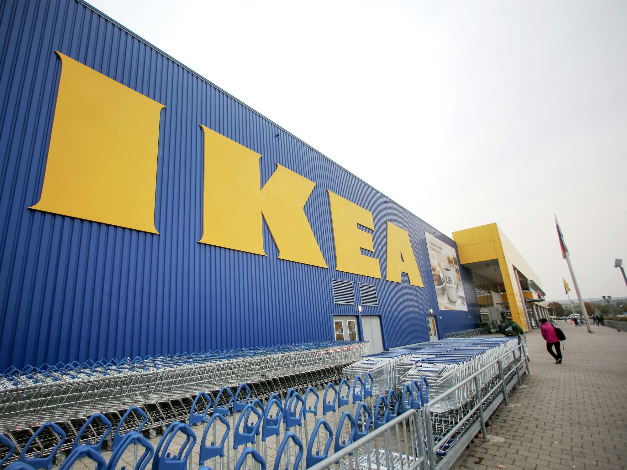 An einem Gebäude des schwedischen Möbelhauses IKEA ist in Hofheim-Wallau (Hessen) das Logo des Unternehmens zu sehen, hier im Oktober 2015.