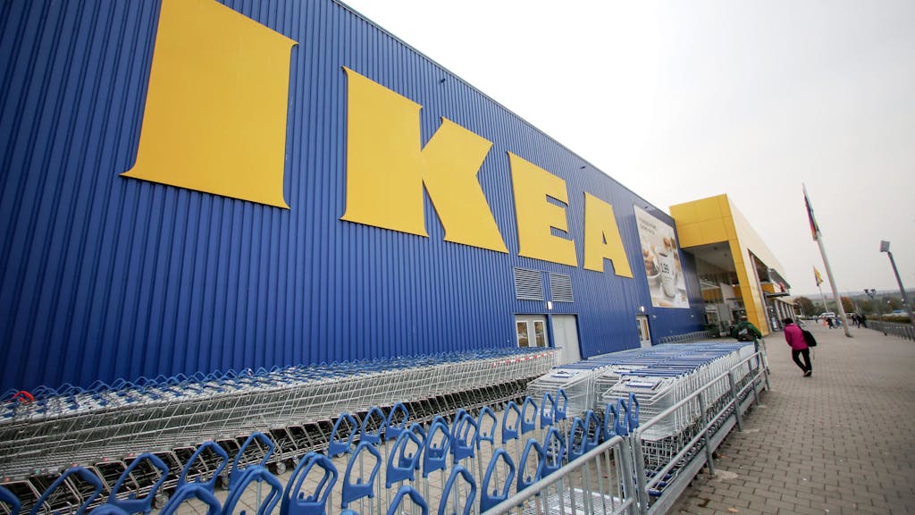 An einem Gebäude des schwedischen Möbelhauses IKEA ist in Hofheim-Wallau (Hessen) das Logo des Unternehmens zu sehen, hier im Oktober 2015.