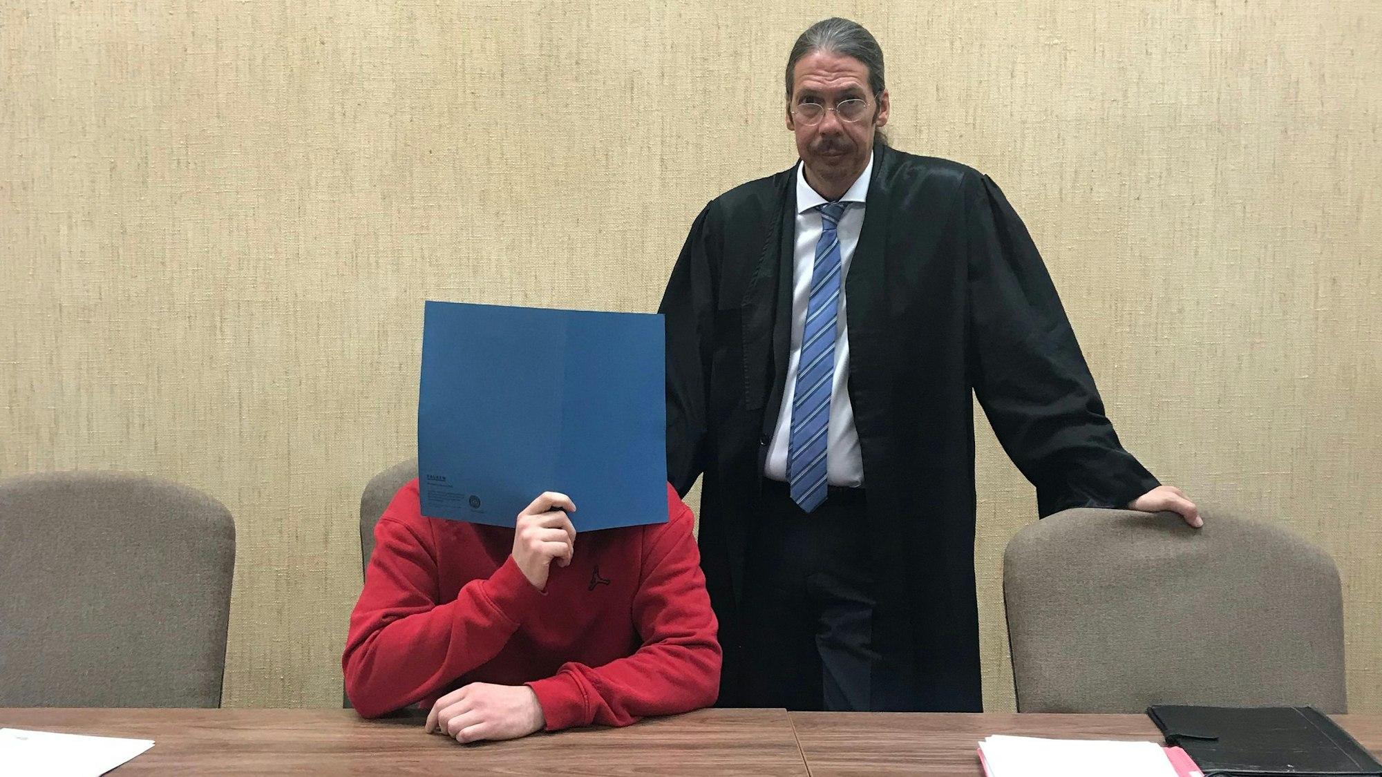 Der 20-jährige Kölner (hier im Landgericht mit seinem Anwalt Ingo Lindemann) wurde zu einer Haftstrafe verurteilt.